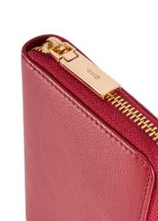 Czerwony średni skórzany portfel damski PORES-0992-4C(W26), zbliżenie na detal produktu, widok na białym tle.