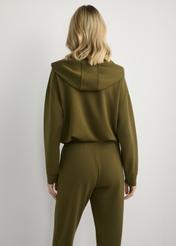 Bluza damska khaki z kapturem BLZDT-0111A-8D(W26), widok produktu z tyłu na modelce. Widoczna połowa sylwetki.