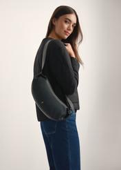 Czarna skórzana torebka w stylu bagietki TORES-1238-99(W26), widok produktu od przodu na modelce, widoczna połowa sylwetki.