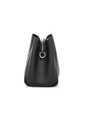 Czarna torebka damska na ramię TOREC-1180-99(W26) - widok produktu z boku, na białym tle. 