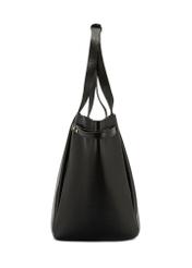 Skórzana torebka shopper w kolorze czarnym TORES-1207-9I(W26) - widok produktu z boku, na białym tle. 