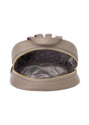 Ciemnobeżowy skórzany plecak damski TORES-1089A-1K(W26) - widok produktu z góry, na białym tle. 