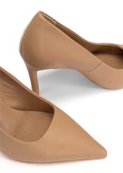 Beżowe skórzane szpilki damskie BUTYD-1131-1B(W26) - zbliżenie na detal, na białym tle. 