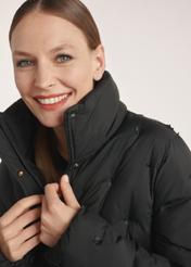 Czarna zimowa kurtka damska KURDT-0614-99(Z25), zbliżenie na detale produktu na modelce, widoczna 1/5 sylwetki.