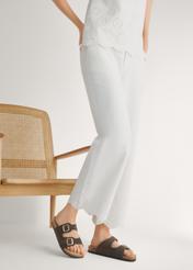 Skórzane klapki damskie w kolorze ciemnobrązowym BUTYD-1158-1I(W26), widok produktu z boku na stopach modelki.