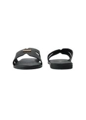 Czarne klapki damskie BUTYD-0725D-9I(W26) - widok produktu z przodu i z tyłu, na białym tle. 