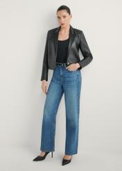 Krótka skórzana marynarka damska KURDS-0522-99(W26) - widok produktu z przodu, na modelce, na jasnym tle. Widoczna cała sylwetka.