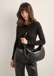 Torebka damska hobo z połyskiem TORES-1366-9F(Z26), widok produktu od przodu na modelce. Widoczna połowa sylwetki.