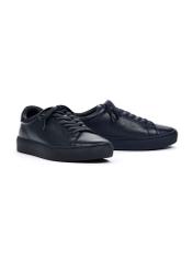 Granatowe skórzane buty sportowe BUTYM-0503A-7D(Z26), widok produktu skosem na białym tle.