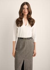 Kremowa bawełniana bluzka z dekoltem V-neck BLUDT-0210-0B(Z26), widok produktu z przodu na modelce. Widoczna połowa sylwetki.