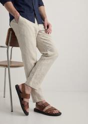 Skórzane sandały męskie w kolorze koniaku BUTYM-0537-1F(W26), widok produktu z boku na stopach modela.