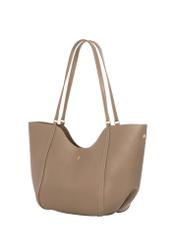 Beżowa torebka damska typu shopper TOREC-1296-1B (Z26), widok produktu skosem na białym tle.