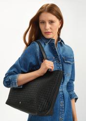 Skórzana czarna torebka shopper damska TORES-1107-99(W25), widok skosu na sylwetce modelki, na białym tle.