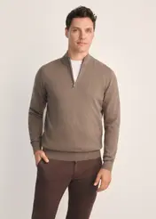 Brązowy sweter męski SWEMT-0174-90(Z25), widok produktu z przodu na modelu. Widoczna połowa sylwetki.
