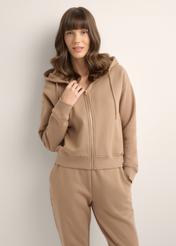 Rozpinana camelowa bluza damska z kapturem BLZDT-0122-1D(Z26), widok produktu od przodu na modelce. Widoczna połowa sylwetki.