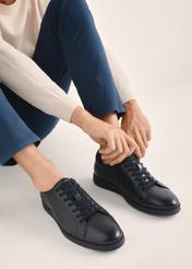 Czarne skórzane buty męskie BUTYM-0513-99(Z25), widok produktu na stopach modela na jasnym tle.