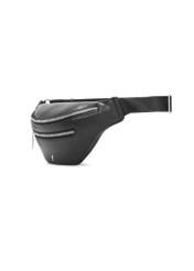 Czarna nerka damska z imitacji skóry TOREC-1190-99(W26), widok produktu skosem na białym tle.