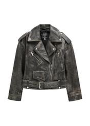 Krótka skórzana ramoneska damska KURDS-0434-99(W26) - widok produktu z przodu, na białym tle. 