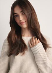 Beżowy sweter damski SWEDT-0238-81(Z25), zbliżenie produktu na modelce na jasnym tle.