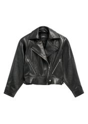 Krótka czarna skórzana kurtka damska KURDS-0607-99(W26) - widok produktu z przodu, na białym tle.