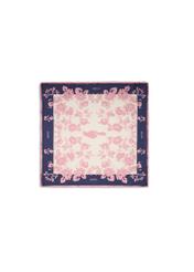 Różowy szalik damski z kwiatami SZADT-0194-5P(W26) - widok produktu z góry, na białym tle.