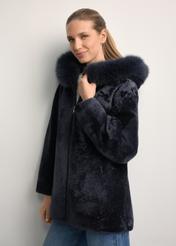 Skórzany dwustronny kożuch damski KOZDS-0094-1397(Z25), widok produktu z przodu na modelce. Widoczna połowa sylwetki.