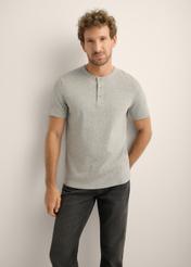 Szary prążkowany t-shirt męski TSHMT-0159-9B(Z26), widok produktu od przodu na modelu. Widoczna połowa sylwetki.