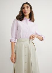 Bawełniana koszula damska w paski KOSDT-0184-5B(W26), widok produktu z przodu na modelce. Widoczna połowa sylwetki.