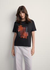 Czarny t-shirt damski z nadrukiem TSHDT-0146-99(Z25), widok produktu z przodu na modelce. Widoczna połowa sylwetki.