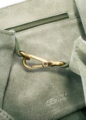 Skórzana szałwiowa torebka damska TORES-1252-8F(W26) - widok zbliżenia na szczegół produktu na białym tle. 