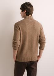 Męski sweter z golfem w kolorze camelowym SWEMT-0209-1D(Z26), widok produktu od tyłu na modelu. Widoczna połowa sylwetki.