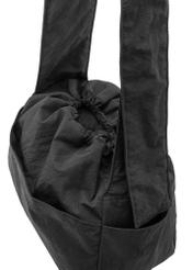 Czarna nylonowa torebka typu worek TOREN-0337-99(W26), zbliżenie na detal produktu na białym tle.