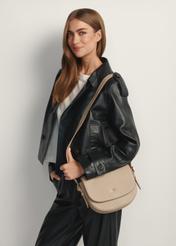 Beżowa skórzana listonoszka damska TORES-1122E-1B(W26) - widok produktu z przodu, na modelce, na jasnym tle. Widoczna połowa sylwetki.