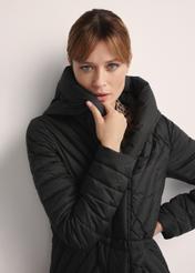Czarna pikowana kurtka damska KURDT-0524-99(Z25), zbliżenie na detal produktu na modelce.