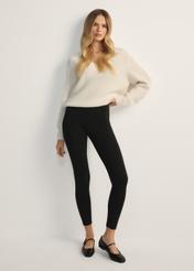 Czarne legginsy damskie LEGDT-0001-99(Z25), widok produktu od przodu na modelce, widoczna cała sylwetka.