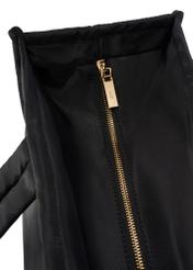 Czarna duża torba damska TOREN-0343-99(W26), zbliżenie na detal produktu na białym tle.