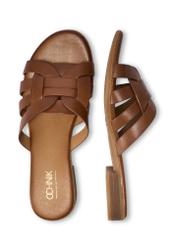 Skórzane klapki damskie w kolorze koniaku BUTYD-1266-1F(W26), widok produktu z góry na białym tle.