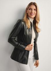 Taliowana skórzana kurtka damska KURDS-0424-99(KS), widok produktu z przodu na modelce. Widoczna połowa sylwetki.