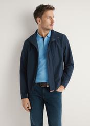 Granatowa kurtka przejściowa męska KURMT-0417-7E(W26) - widok produktu z przodu, na modelu, na jasnym tle. Widoczna sylwetka do połowy.