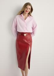 Jasnoróżowa bawełniana koszula damska KOSDT-0181-5A(W26), widok produktu z przodu na modelce. Widoczna połowa sylwetki.