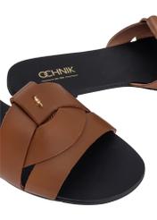 Camelowe klapki damskie z plecionką BUTYD-0903C-1D(W26), zbliżenie na detal produktu na białym tle.