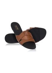 Camelowe klapki damskie z plecionką BUTYD-0903C-1D(W26), widok produktu skosem na białym tle.