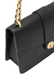 Czarna torebka listonoszka damska TOREC-1137-99(W26), zbliżenie na detal produktu na białym tle.