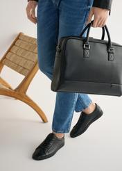 Czarne skórzane buty męskie BUTYM-0490-99(W25), widok produktu z boku na stopach modela.