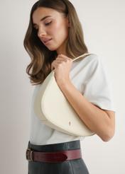 Skórzana torebka w kolorze jasnożółtym TORES-1288-2A(W26) - widok produktu z przodu, na modelce, na jasnym tle. Widoczna połowa sylwetki.