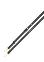 Czarna torebka damska z przeszyciami TOREC-1151-99(W26), zbliżenie na pasek produktu na białym tle.