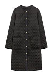 Czarna długa pikowana kurtka damska KURDT-0631-99(W26), widok produktu z przodu na białym tle.