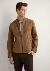 Ciemnobeżowa kurtka zamszowa męska KURMS-0398-1C(W26) - widok produktu z przodu, na modelu, na jasnym tle. Widoczna sylwetka do kolan. 