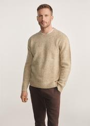 Beżowy sweter męski SWEMT-0173-24(Z25), widok produktu z przodu na modelu, widoczne pół sylwetki.