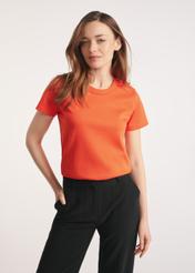 Pomarańczowy bawełniany T-shirt damski TSHDT-0144-30(Z25) - widok produktu z przodu na modelce na białym tle. Widoczna połowa sylwetki. 